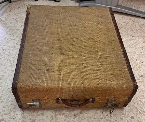 Imagen MALETA ANTIGUA TRAJES