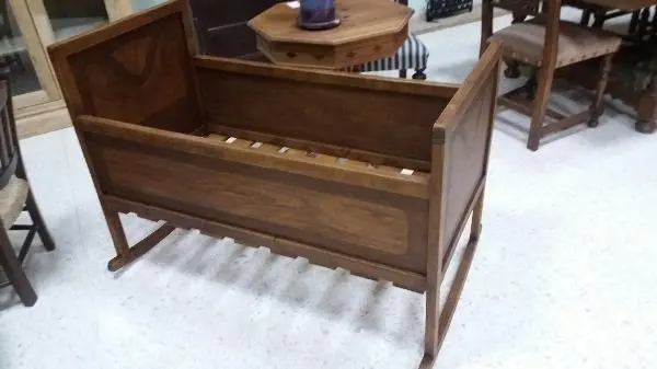 Imagen CUNA ANTIGUA MADERA C/MARQUETERIA 59X113X81CM.